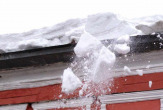 Взыскание ущерба при падении снега и льда с крыши в Казани